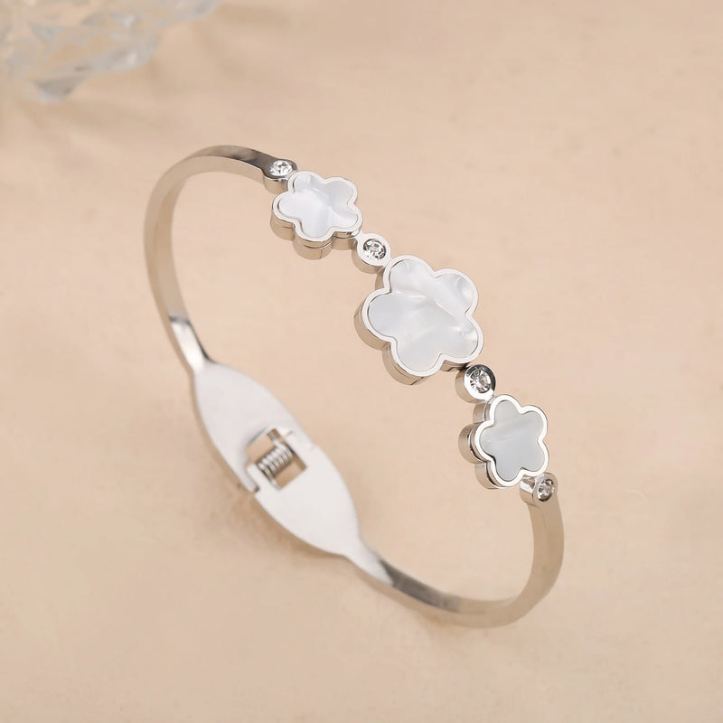 PULSEIRA DE FOLHAS DE TREVOS