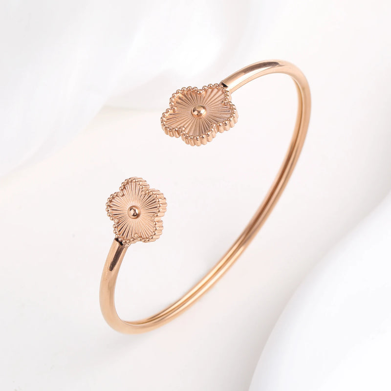 PULSEIRA DE FOLHAS DE TREVOS