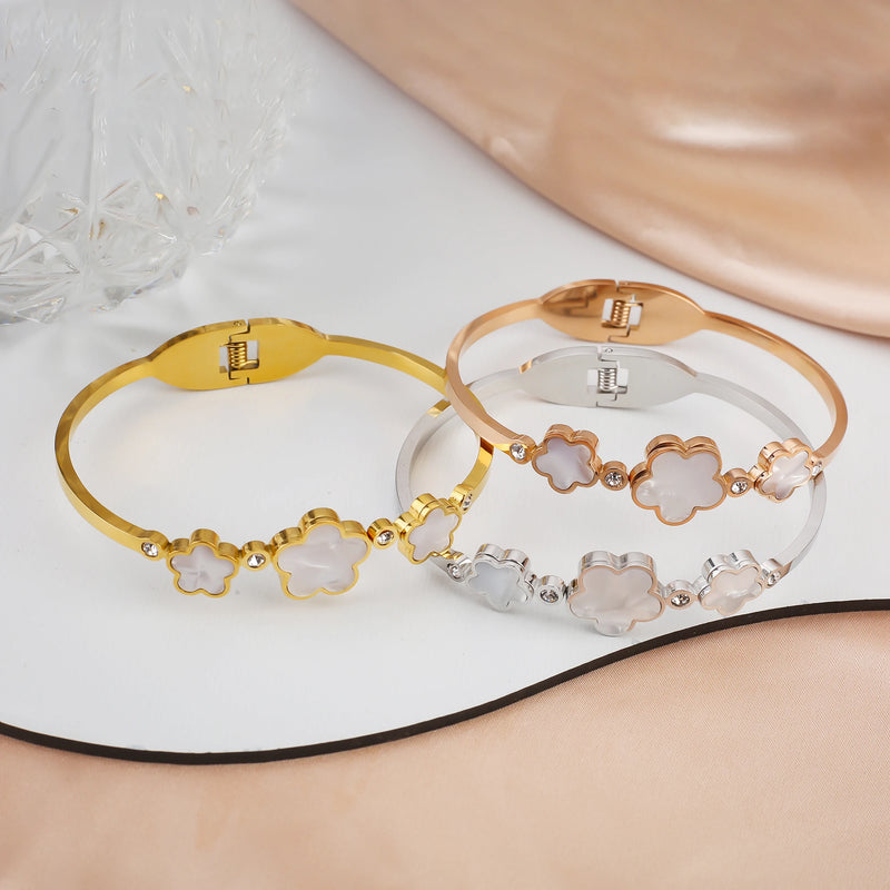 PULSEIRA DE FOLHAS DE TREVOS