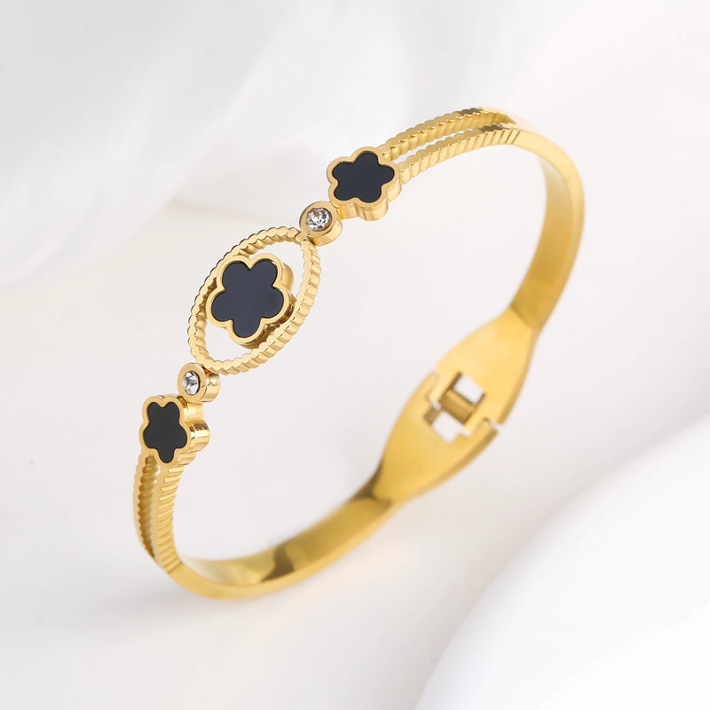 PULSEIRA DE FOLHAS DE TREVOS