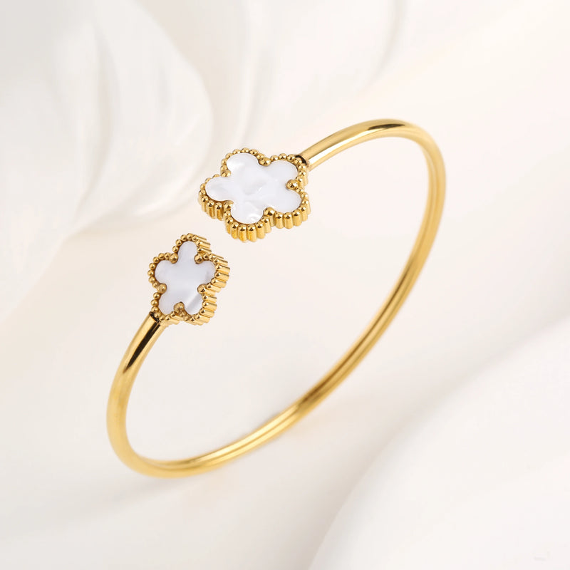 PULSEIRA DE FOLHAS DE TREVOS