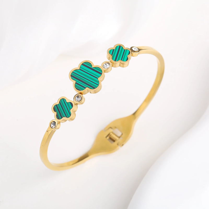 PULSEIRA DE FOLHAS DE TREVOS