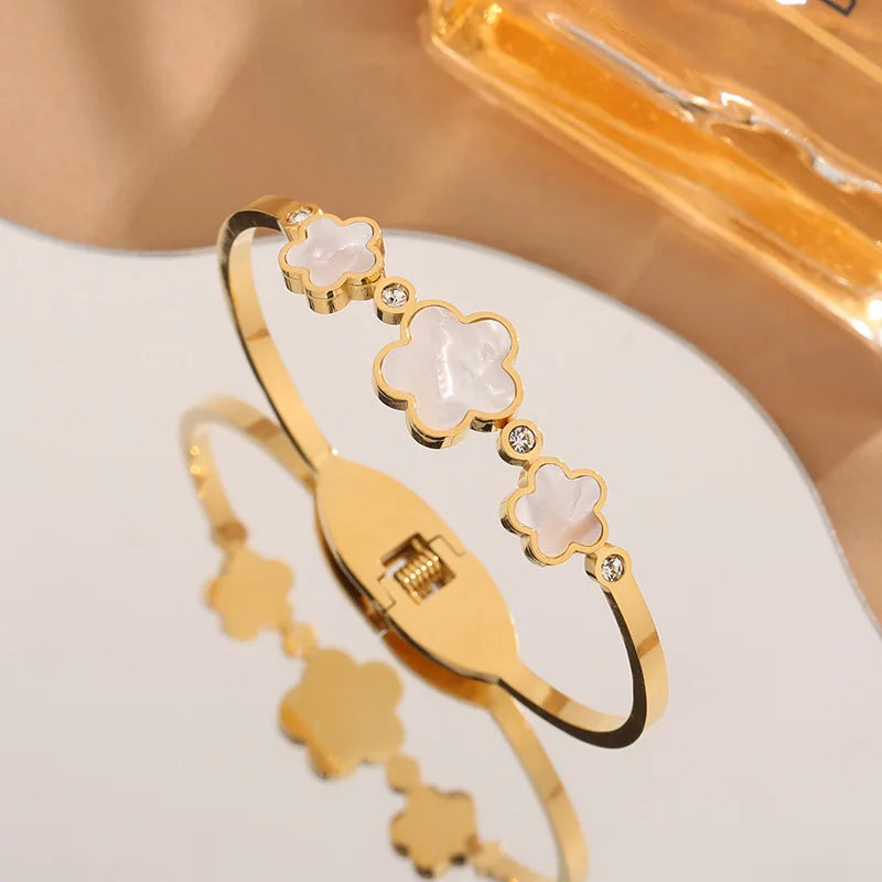 PULSEIRA DE FOLHAS DE TREVOS