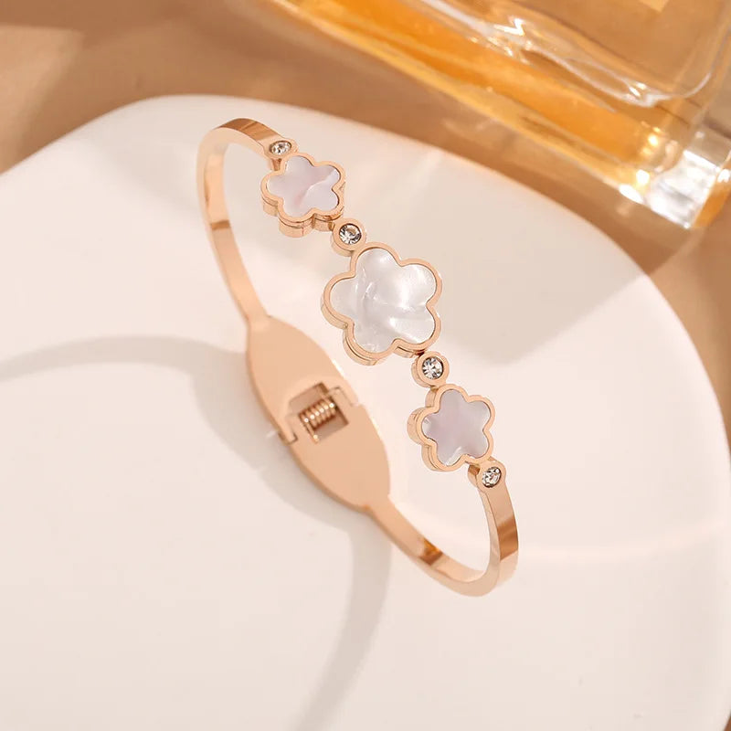 PULSEIRA DE FOLHAS DE TREVOS