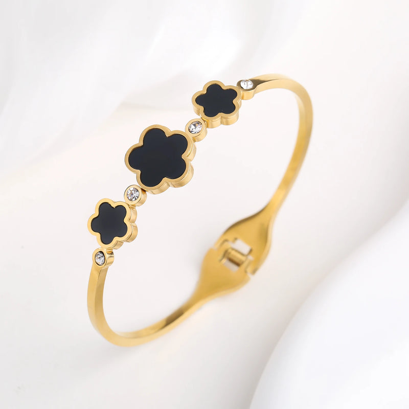 PULSEIRA DE FOLHAS DE TREVOS