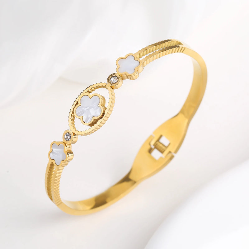 PULSEIRA DE FOLHAS DE TREVOS