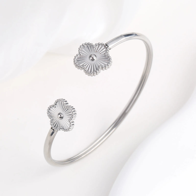 PULSEIRA DE FOLHAS DE TREVOS