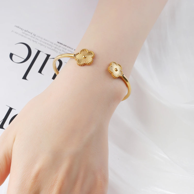 PULSEIRA DE FOLHAS DE TREVOS