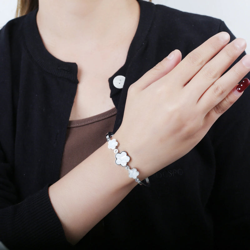 PULSEIRA DE FOLHAS DE TREVOS