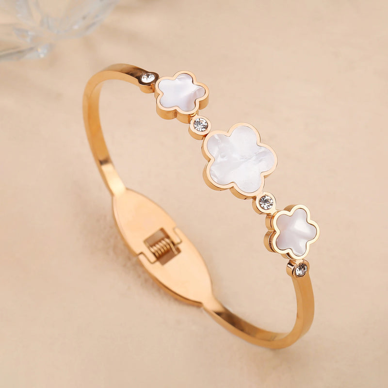 PULSEIRA DE FOLHAS DE TREVOS