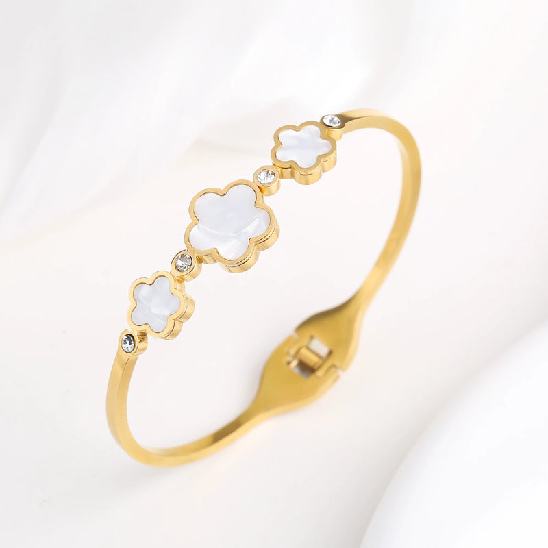 PULSEIRA DE FOLHAS DE TREVOS