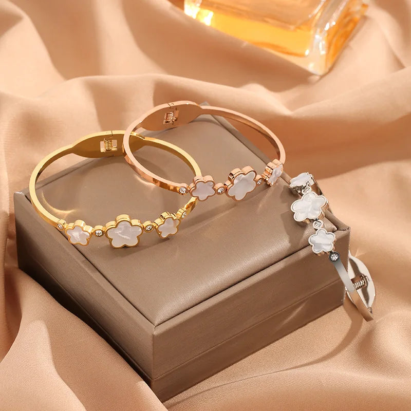 PULSEIRA DE FOLHAS DE TREVOS