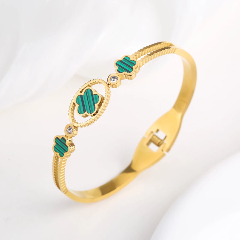 PULSEIRA DE FOLHAS DE TREVOS