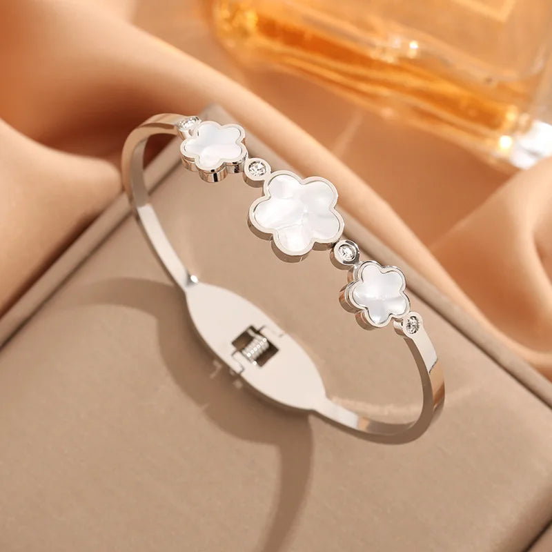 PULSEIRA DE FOLHAS DE TREVOS