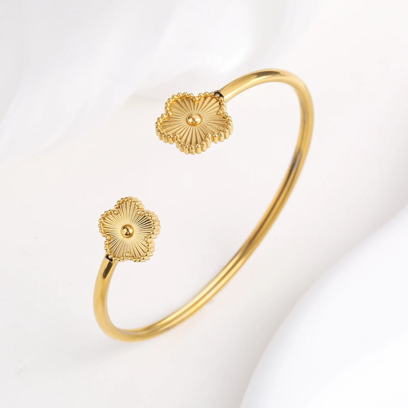 PULSEIRA DE FOLHAS DE TREVOS